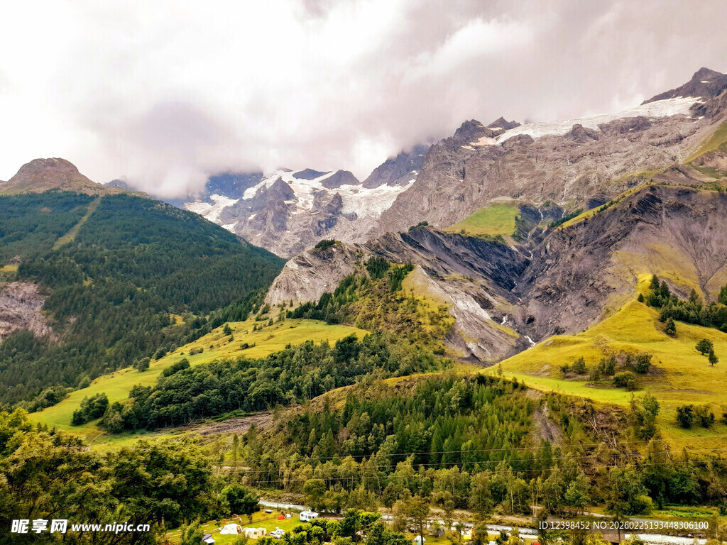 壮丽山景与葱郁植被