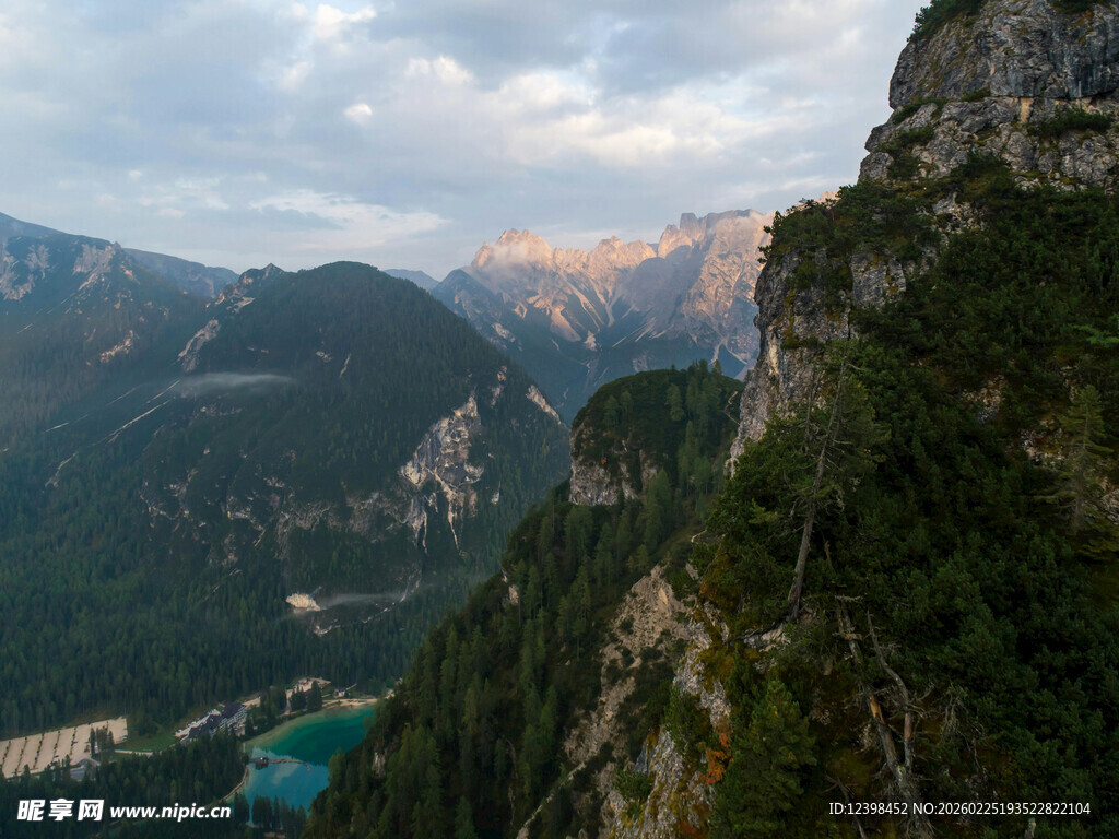 壮丽山景与山谷湖泊风光