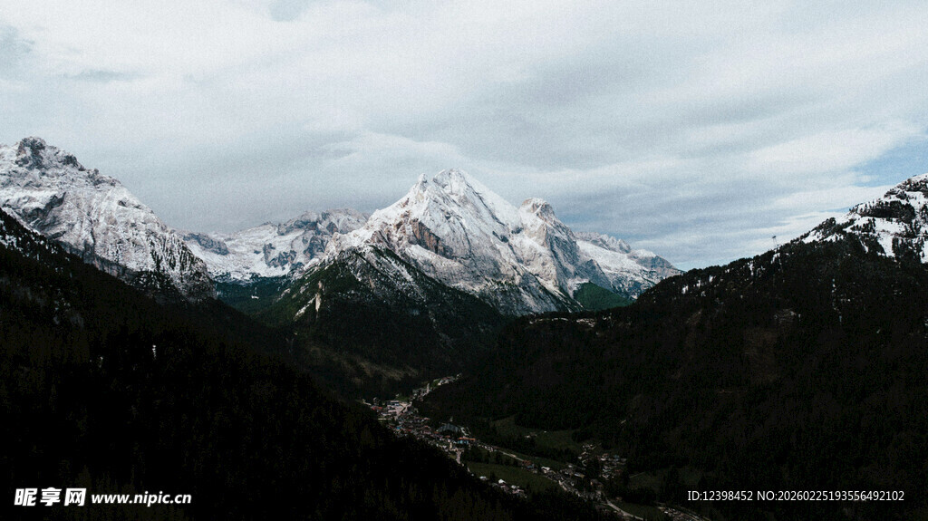 雪山山谷壮丽自然景观