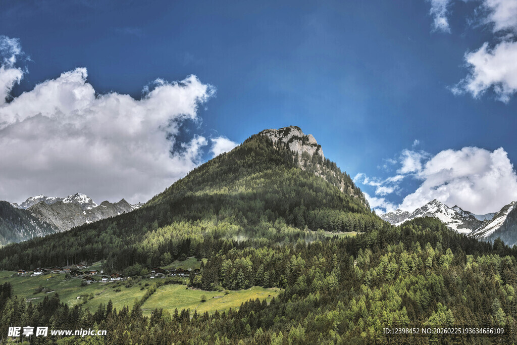 青山蓝天间的秀丽山峰