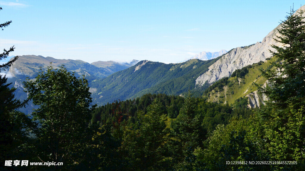 山林间的壮丽山脉景色