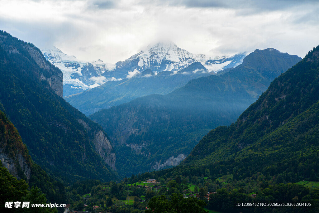壮丽山谷间的雪山美景