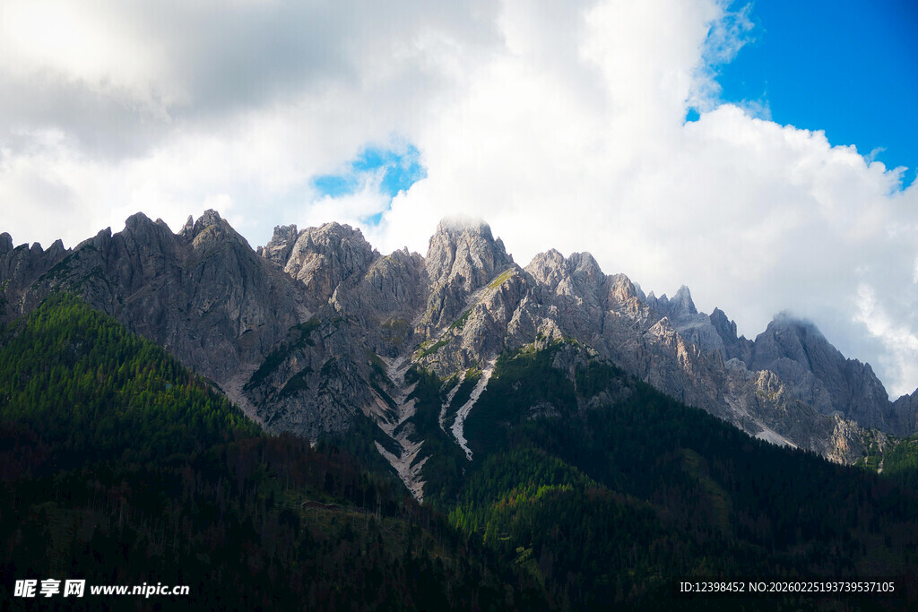 巍峨山峦与蓝天白云