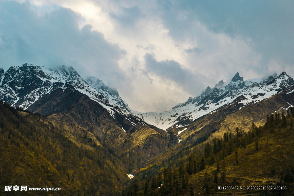 壮丽雪山山谷风景图