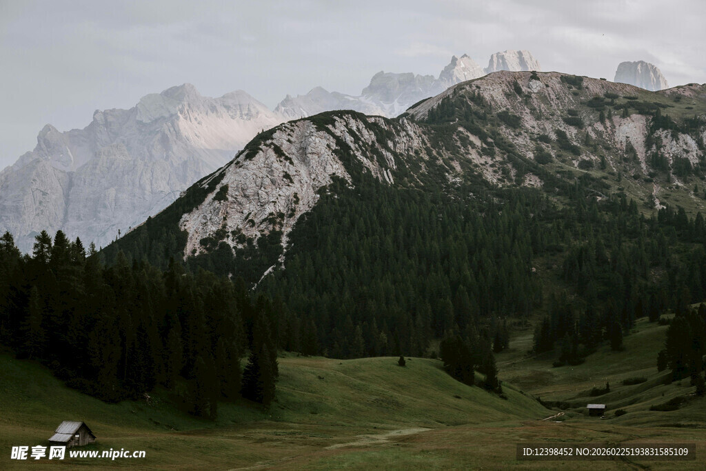 山间绿野中的壮丽山峰