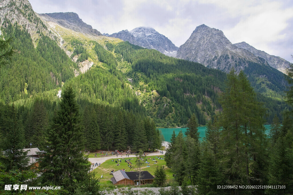 山间翠绿湖泊美景