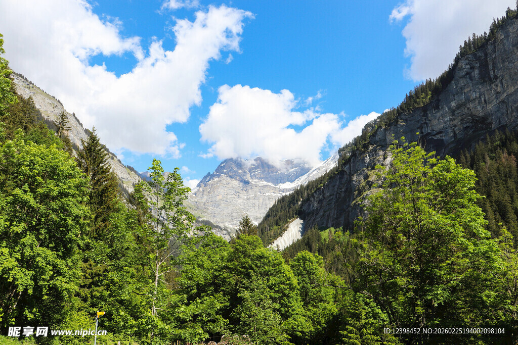 青山绿树间的蓝天白云