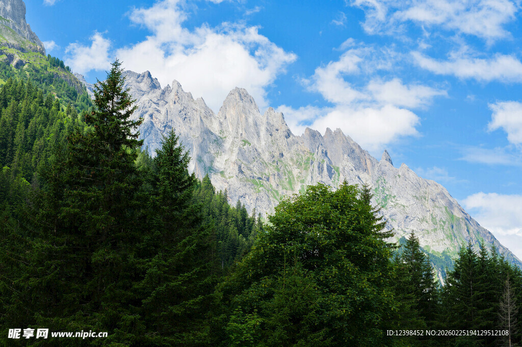 山林间的巍峨壮丽山峰