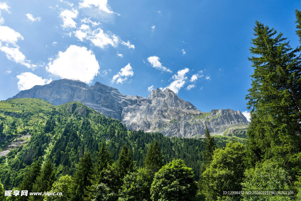 山林间的壮丽巍峨山峰