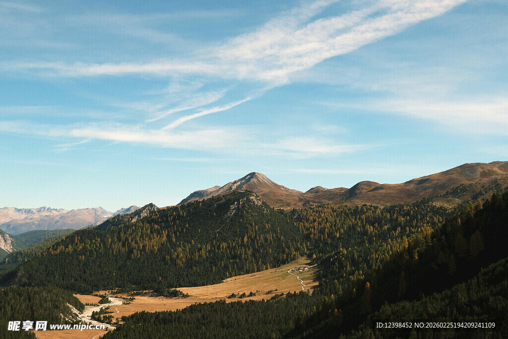 蓝天白云覆青山