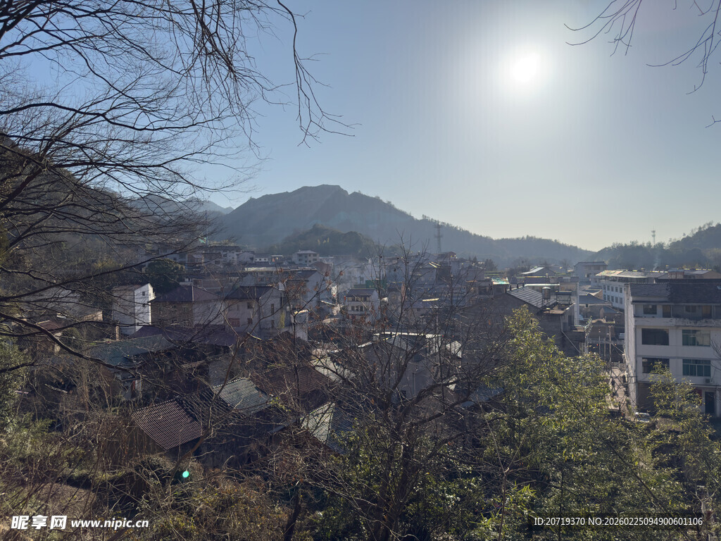 山间村落暖阳下美景
