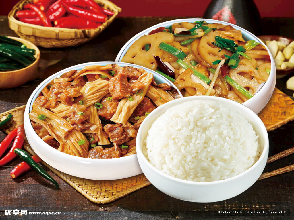 美味盖浇饭搭配一碗白米饭