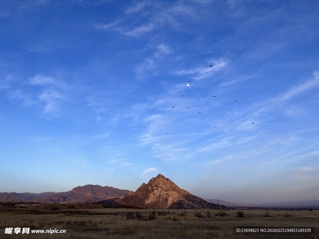 壮丽孤峰映蓝天