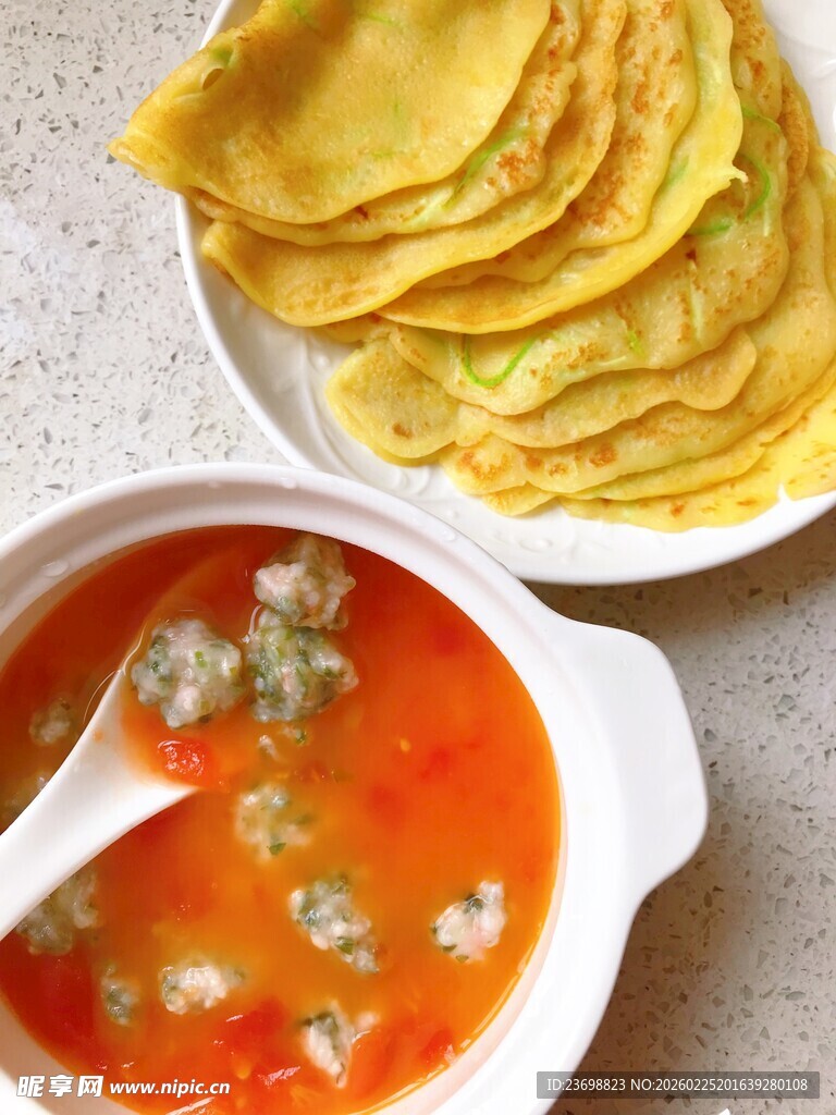 番茄肉丸汤搭配金黄薄饼