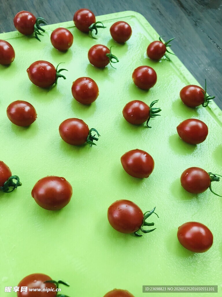 绿色台面上的新鲜小番茄