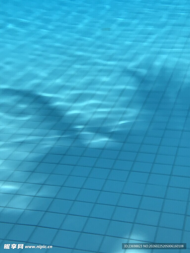 波光粼粼的泳池水面