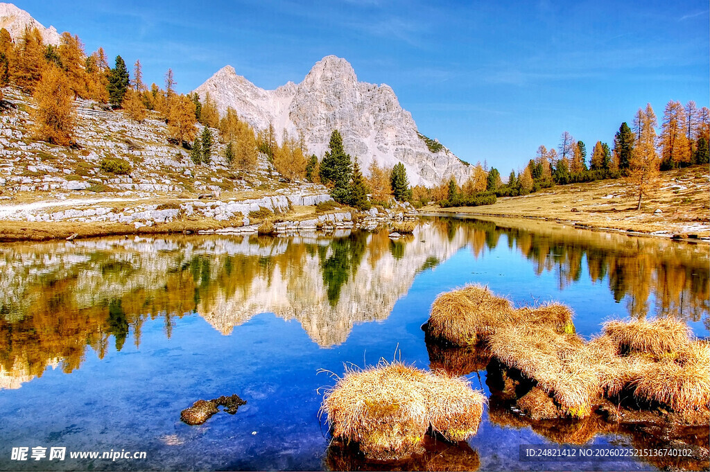 山间湖泊美景倒映如画