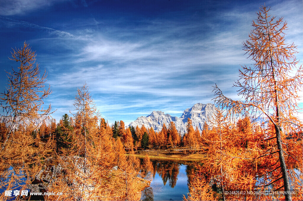 秋日湖畔山林美景