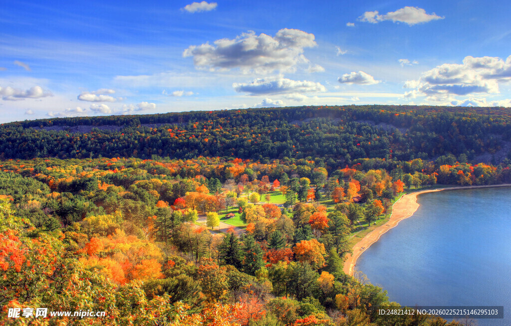 秋日湖畔斑斓山林美景