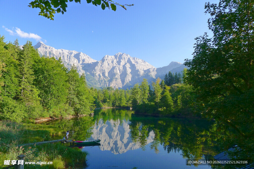 山林湖泊间的静谧美景