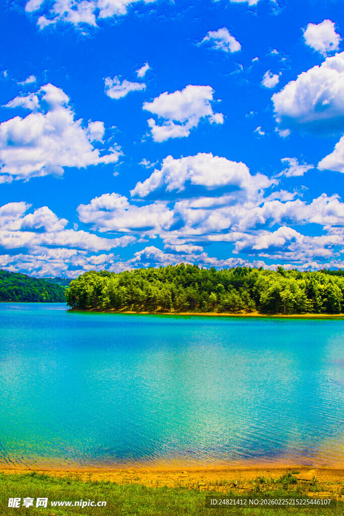 美丽湖景与蓝天白云