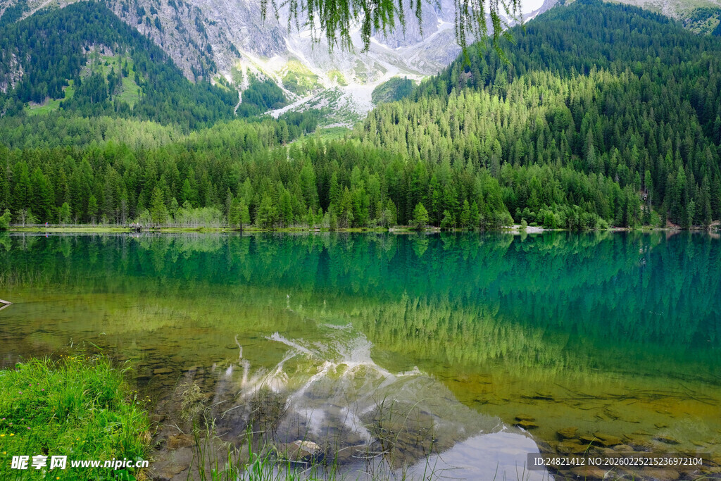 山间翠绿湖泊美景