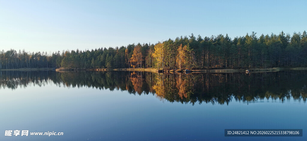 秋日湖畔美景倒映