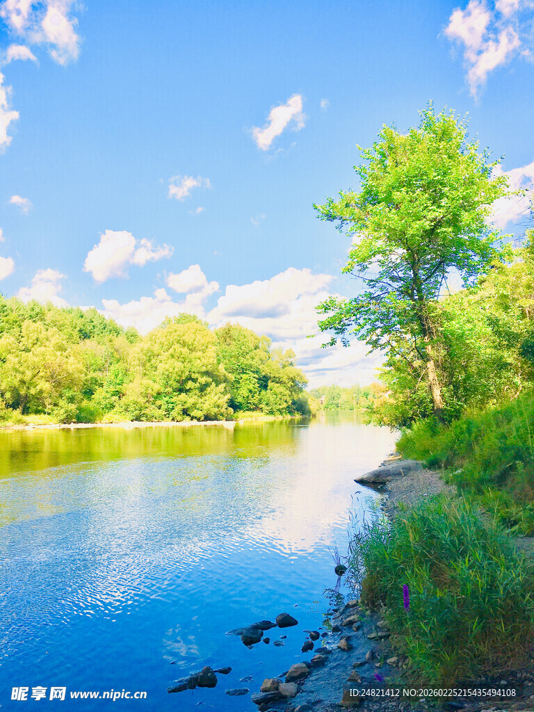 河畔绿树蓝天美景