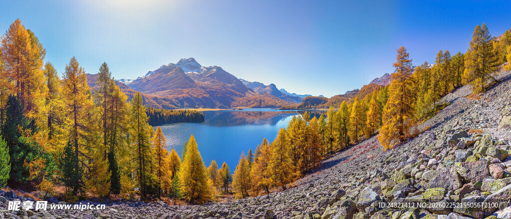秋日湖畔山林壮美风光