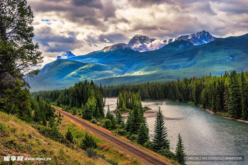 山间河流旁的秀丽自然景观