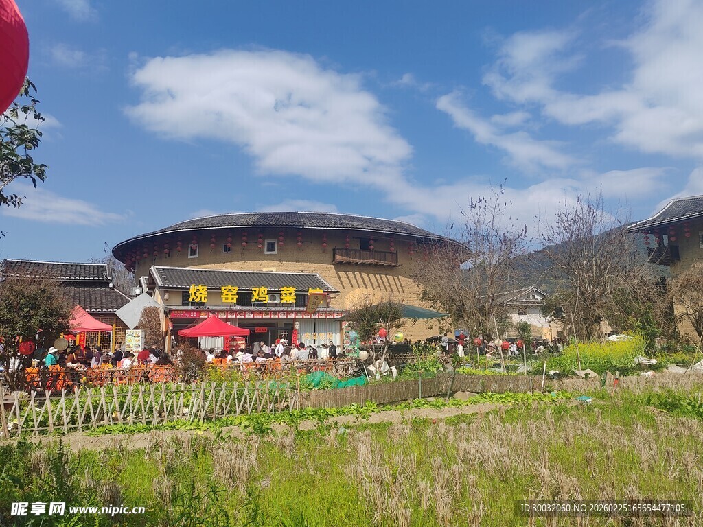 福建土楼边的田园风光