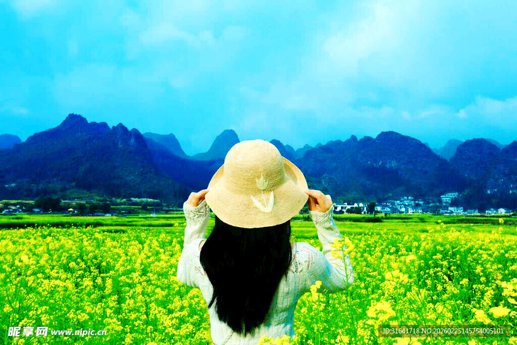 田野中戴草帽女子赏景