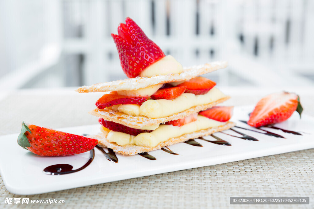 草莓夹心甜点摆盘