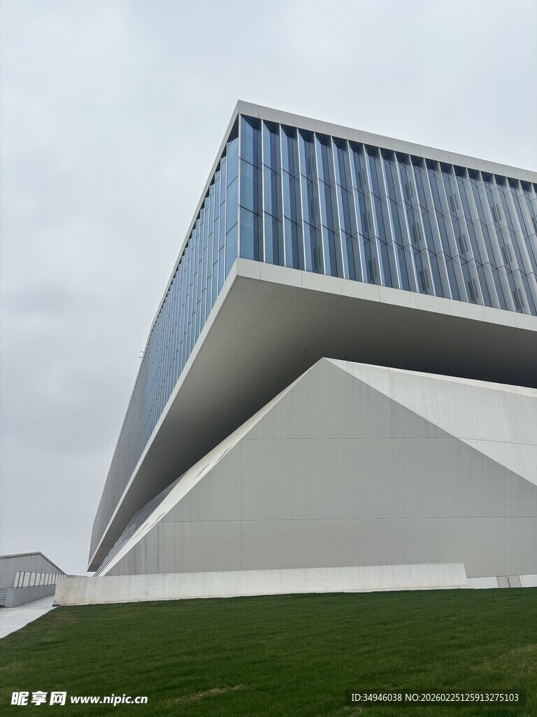 现代几何风格的独特建筑