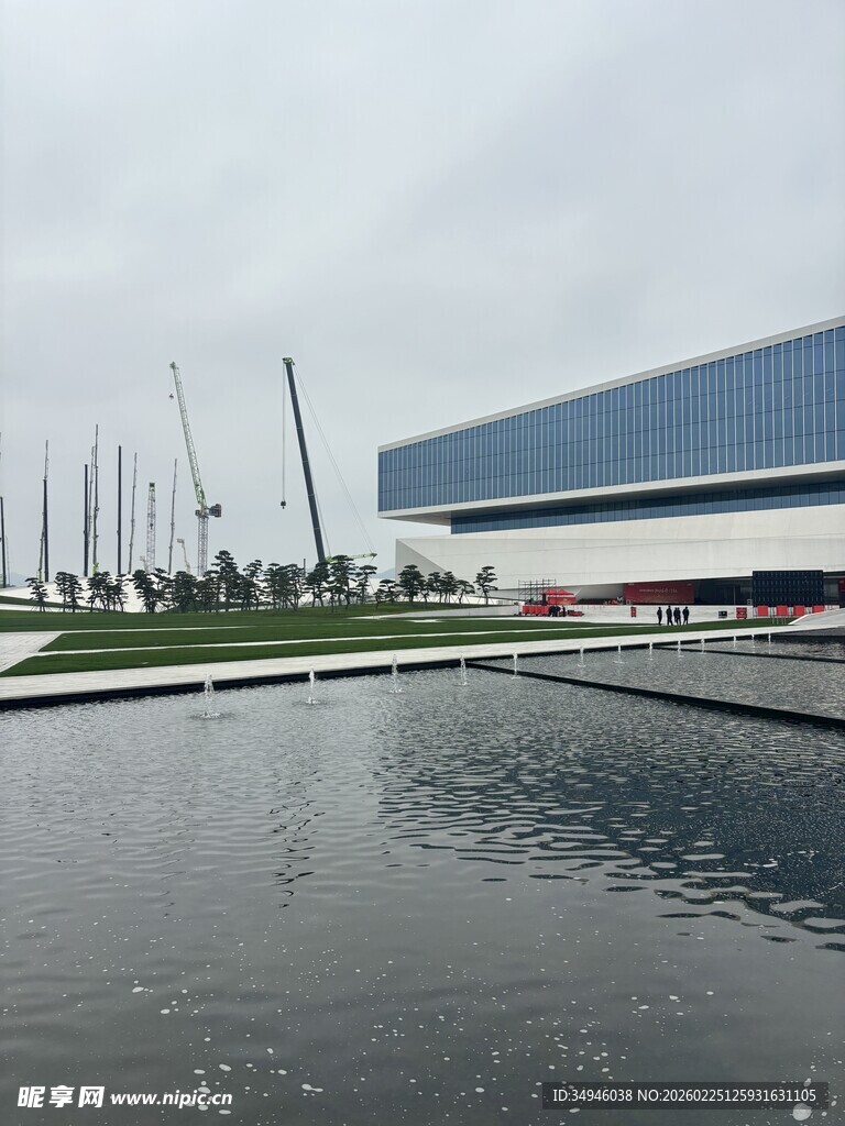 现代建筑旁的平静水面