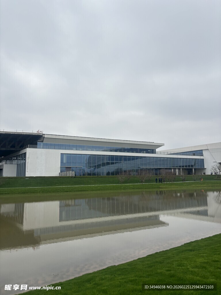 现代建筑与周边景观