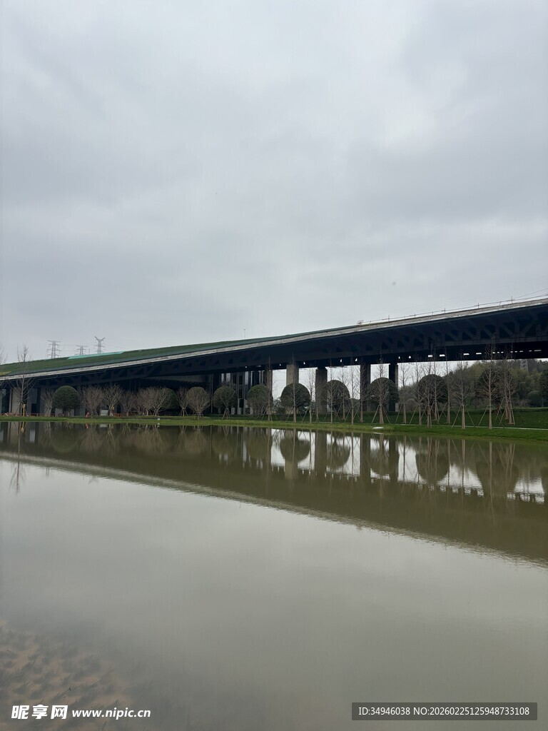 雨中长桥映于水面