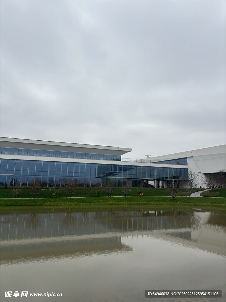 现代建筑旁的平静水域