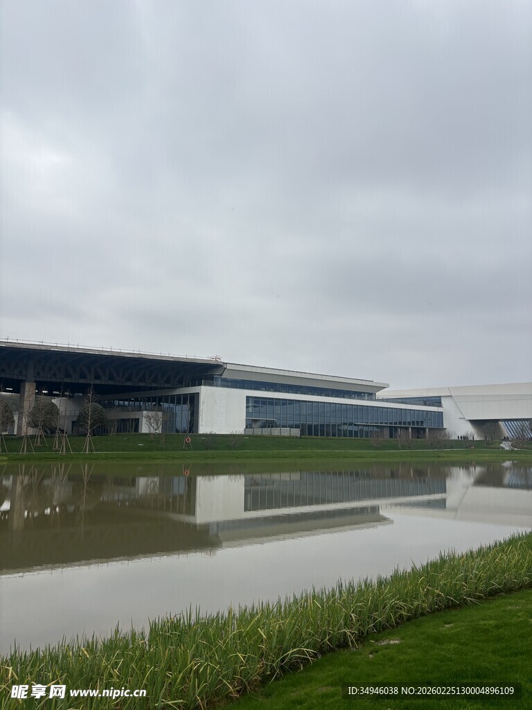 工厂旁水域景观