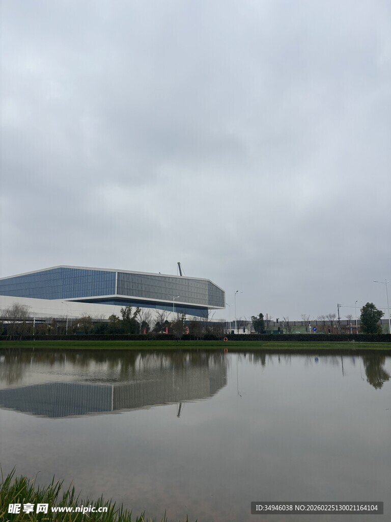 湖畔现代建筑倒影美景