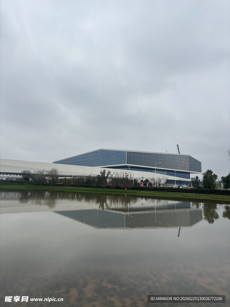 工厂倒影于平静水面