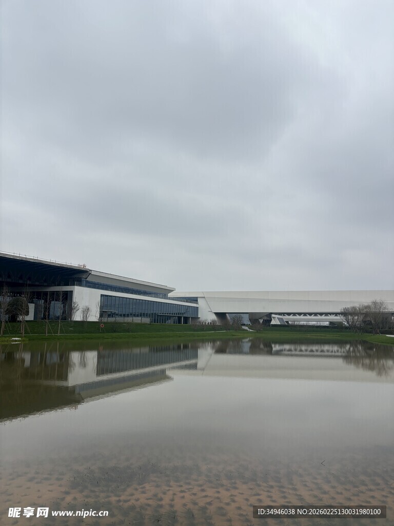 雨后积水的工厂外景