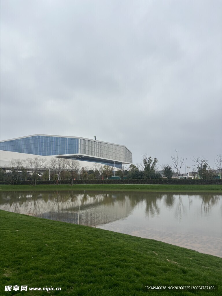 湖畔旁的现代建筑景观