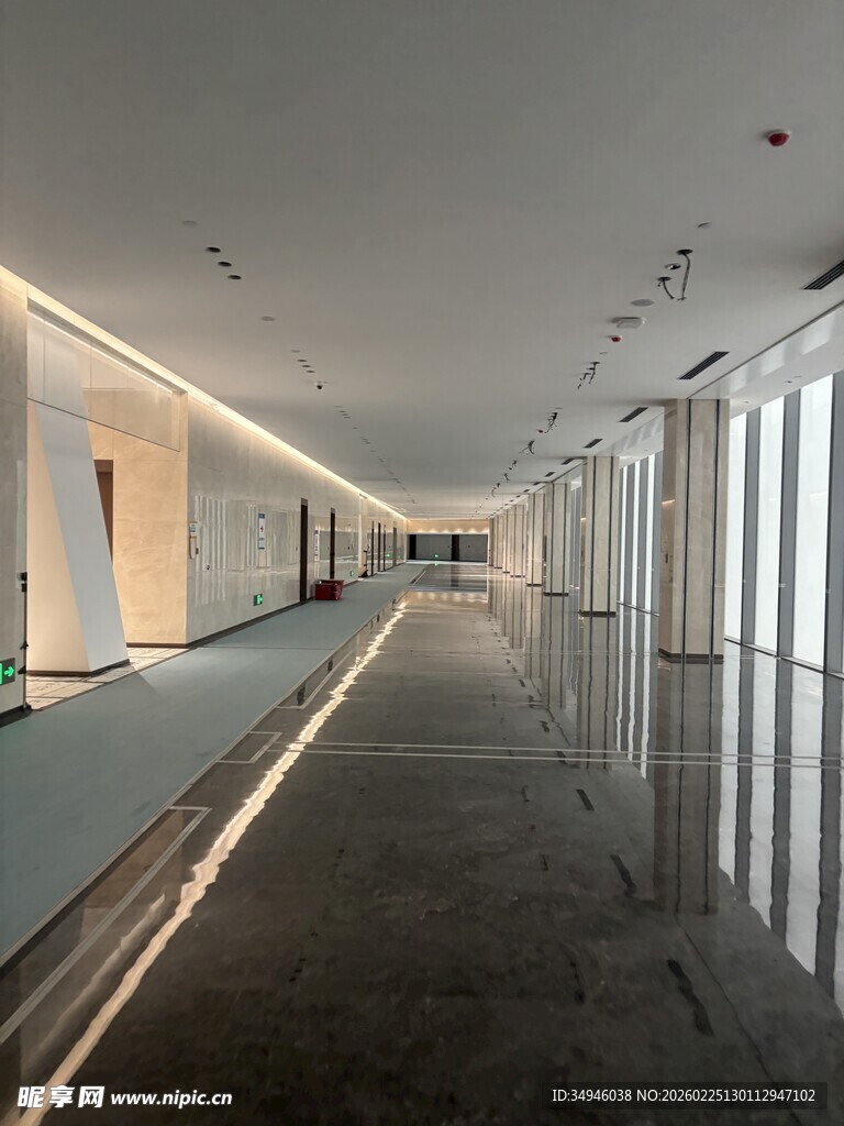 现代简约风格的宽敞走廊