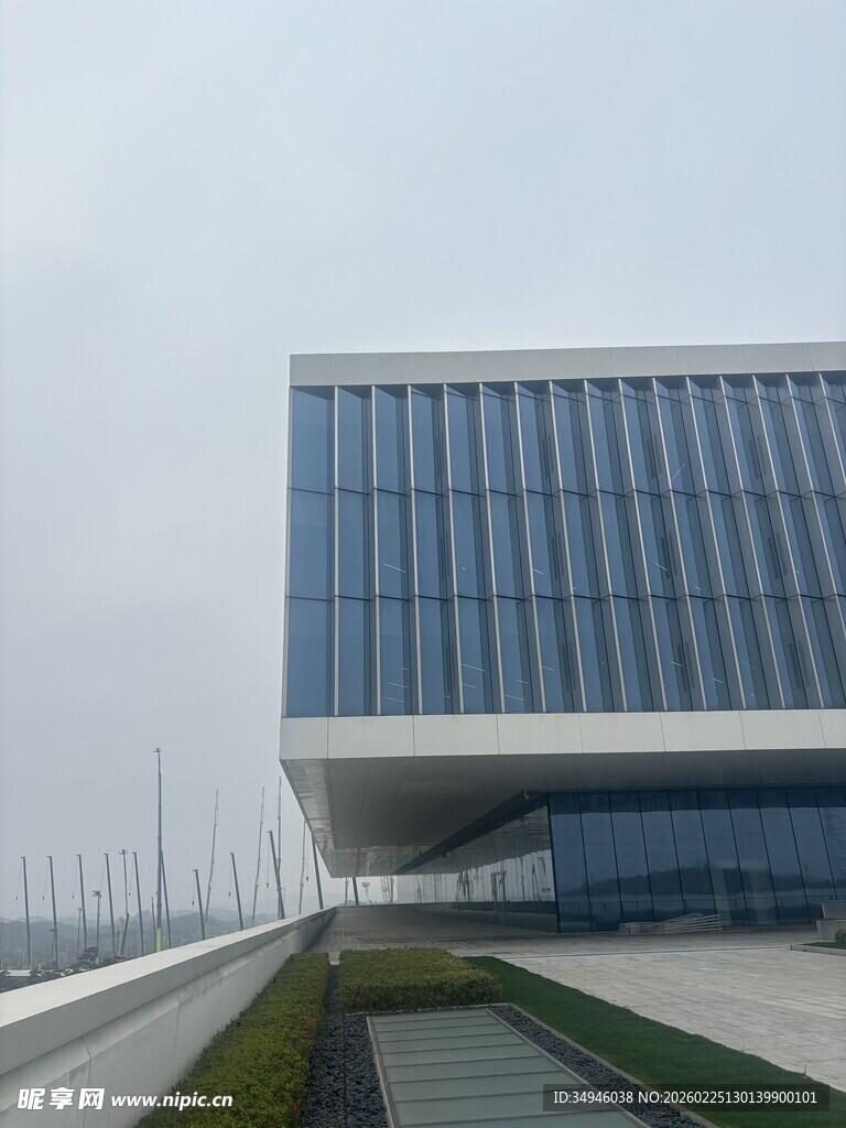 现代风格的宏伟建筑外观