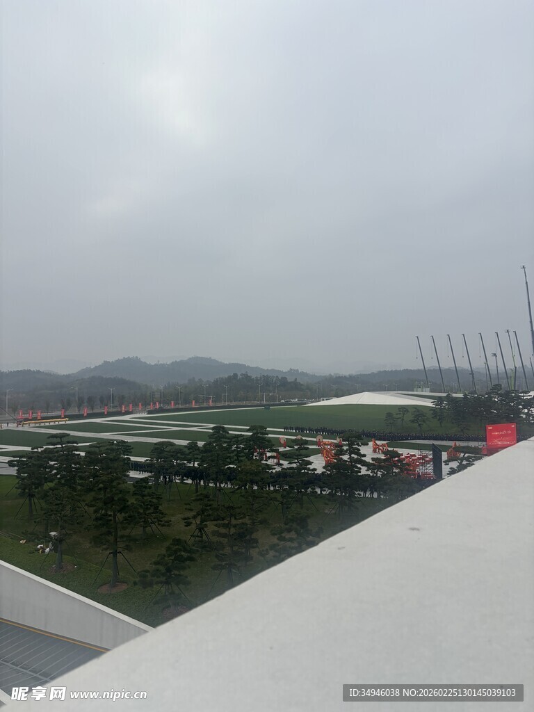 俯瞰城市与绿地景观