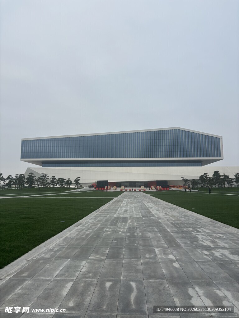 现代建筑前的开阔道路