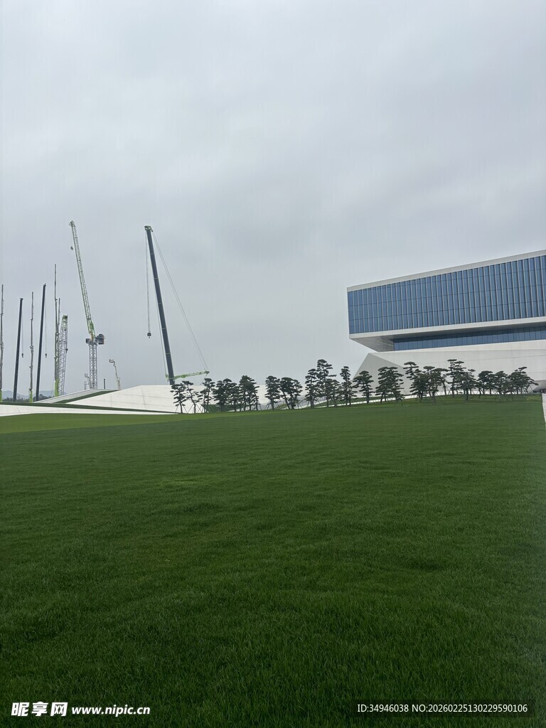 绿草如茵旁的现代建筑景观