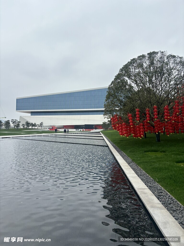 现代建筑旁的水景景观