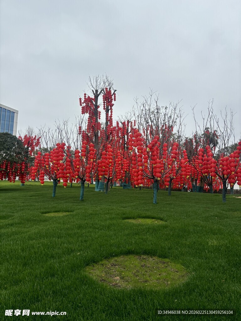 草坪上的红色艺术装置